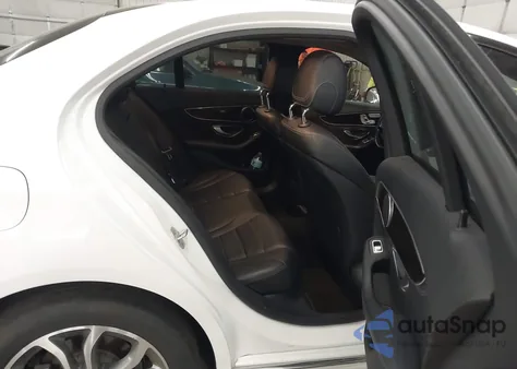 2016 Mercedes-Benz C 300 4Matic z USA, uszkodzony, nr VIN 55SWF4KB1GU134816